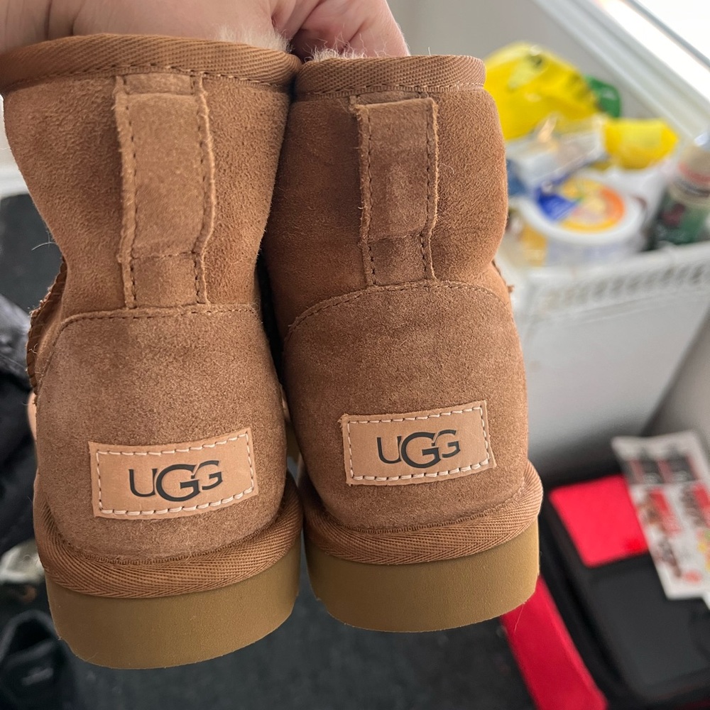 Women mini uggs never worn